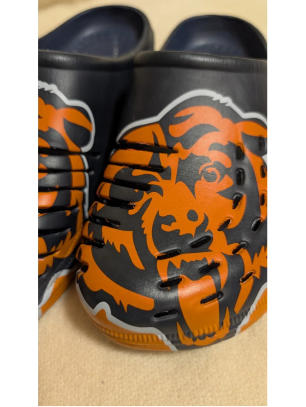 FOCO NFL Men's Chicago Bears 2023 Colorblock Big Logo Clogs Size 9-10 B124